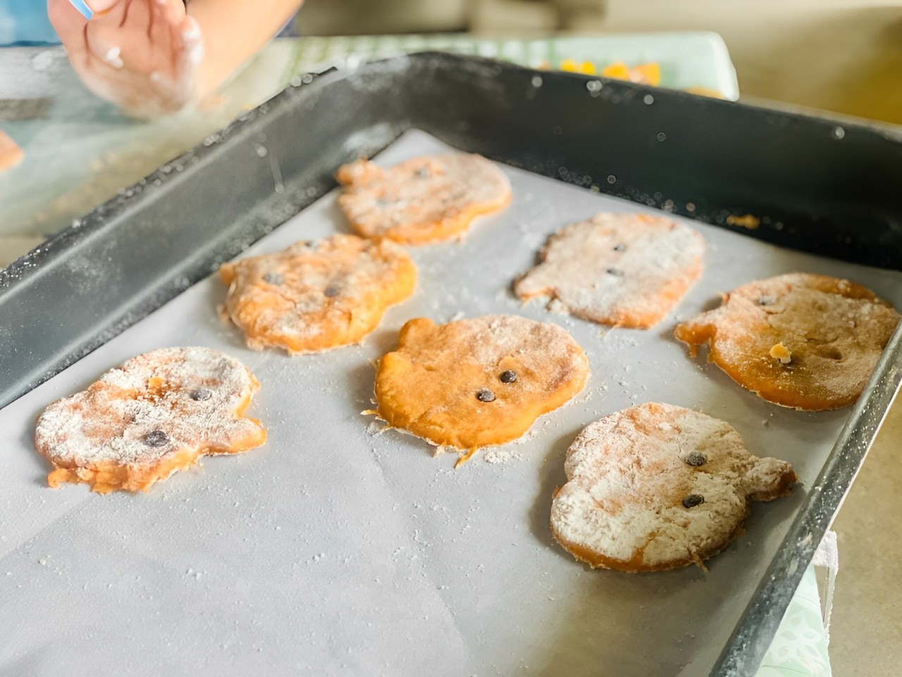 Biscotti con la zucca – Ottobre e Novembre – Anche se Halloween non è una festa della nostra tradizione, ci divertiamo ad aprire la zucca, a svuotarla e a prepararci dei biscotti con la sua forma. Per i bambini Celiaci: Impastano con farina senza glutine (Riso,Mais).