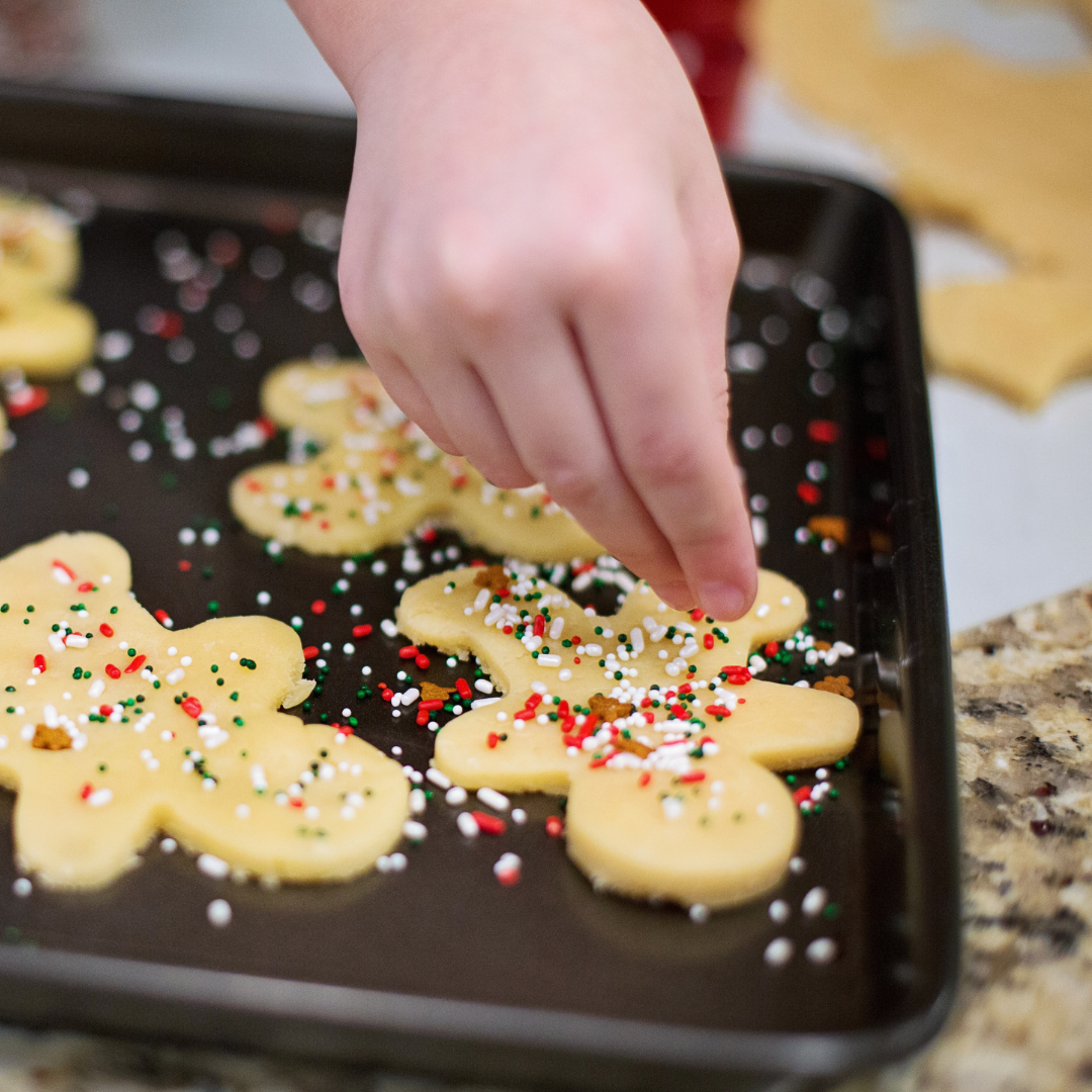 Biscotti natalizi I bambini preparano dei biscotti con varie formine natalizie e zuccherini. Oppure possono preparare dei tozzetti con frutta secca. Ogni bambino porterà a casa un sacchetto di biscotti. Per i bambini celiaci: Impastano con farina senza glutine (Riso,Mais).