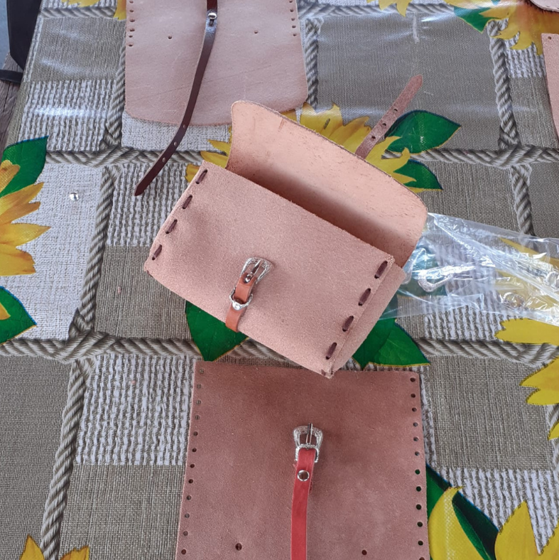 Corso di lavorazione del Cuoio (dai 10 anni in su): I bambini con la lavorazione del cuoio avranno la possibilità di sperimentare un’arte antichissima. Utilizzando cartamodelli, forbici, torchietti, ribattini, bottoni e stampini, realizzeranno borsette, portachiavi e piccoli oggetti che ricordano la vita nel Far West e le tradizioni dei famosissimi indiani d’America. (Per questo laboratorio, bisogna aggiungere 8€ in più a bambino per il costo del materiale).