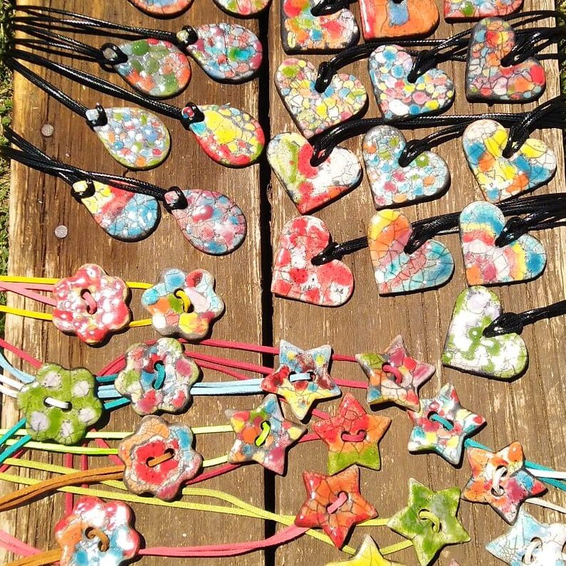 Ceramica Raku: nasce in oriente nel XVI secolo, come arte per la creazione di ciotole per la tradizionale cerimonia del tè. E’ caratterizzata da un processo di produzione rapido e da una particolare lavorazione da cui si ottengono delle ceramiche che si differenziano per le loro caratteristiche screpolature e colorazioni, dando vita a pezzi unici. I bambini dipingeranno dei piccoli oggetti preparati precedentemente (accordati con le mastre) e assisteranno alla cottura in un forno osservendo l’oggetto prendere fuoco. Il risultato finale è un ciondolo o una calamita.