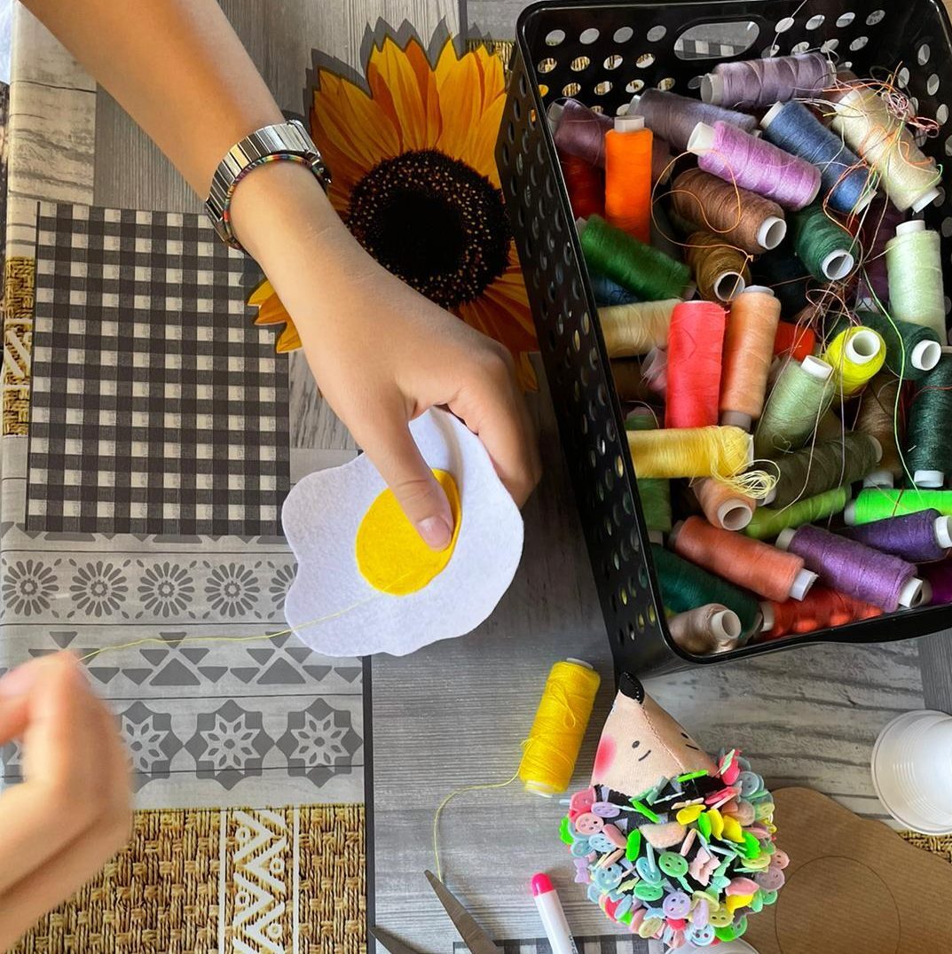 Corso di Cucito: i bambini imparano le tecniche per cucire tanti piccoli lavoretti tra cui puntaspilli personalizzati, astucci, portaoggetti.