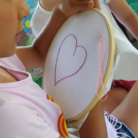 Inseguendo un filo… Incontri di tessitura a mano. Utilizzando un semplice telaio a cornice, con pochi gesti i partecipanti realizzeranno quadrotte in lana e altri filati di vari colori.